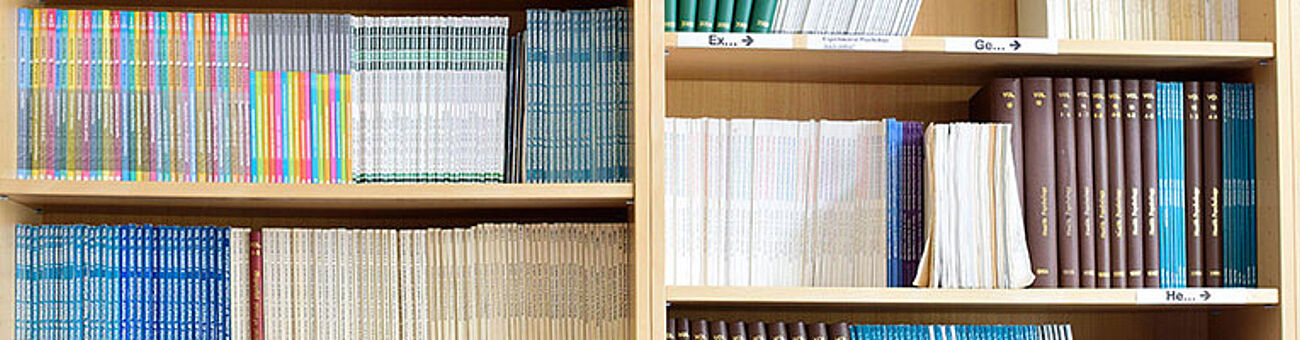 Volle Bücherschränke in der Fachbereichsbibliothek