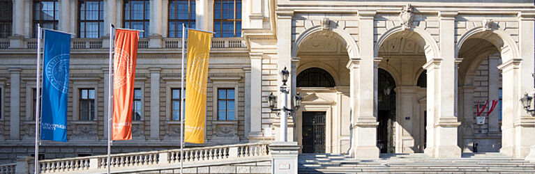 Eingang des Hauptgebäudes der Universität Wien